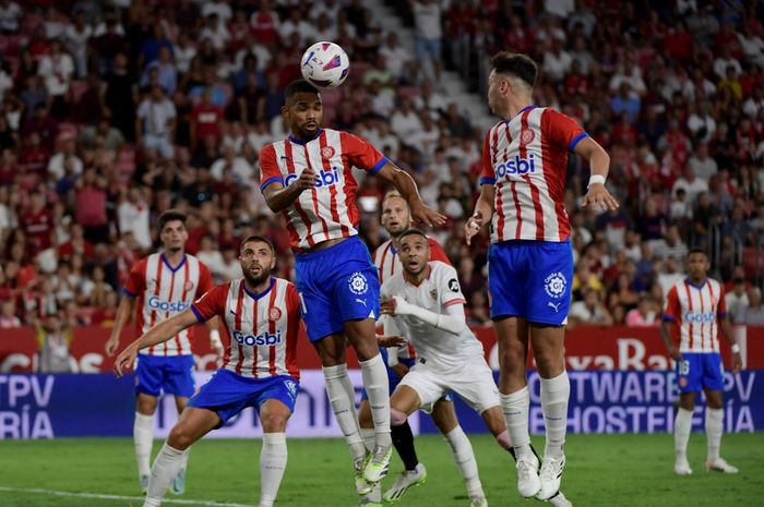 Girona sukses memetik angka penuh lewat kemenangan tipis 2-1 atas Sevilla pada jornada ke-2 Liga Spanyol 2023-2024. Hasil itu membuat mereka menempel Real Madrid di klasemen sementara.