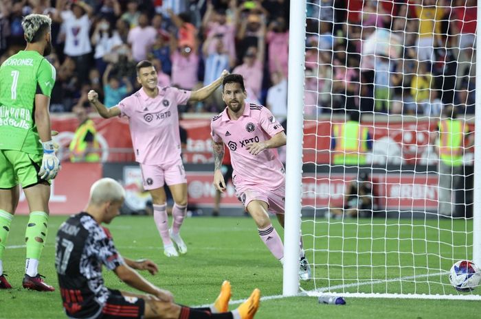 Lionel Messi jalani debut setengah jam di MLS dengan ukiran gol saat Inter Miami menggasak New York Red Bulls di Red Bull Arena, Harrison (26/8/2023).