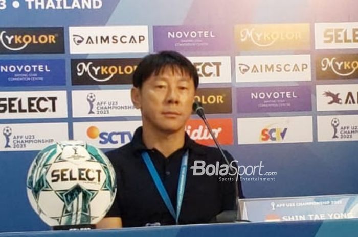 Pelatih timnas U-23 Indonesia, Shin Tae-yong, sedang memberikan keterangan kepada awak media setelah laga final Piala AFF U-23 2023 melawan timnas U-23 Vietnam di Rayong Province Stadium, Thailand, Sabtu (26/8/2023).