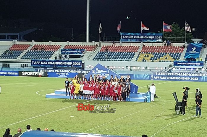 Skuat timnas U-23 Indonesia (skuad timnas U-23 Indonesia) sedang berfoto bersama pada podium setelah menempati juara kedua atau runner-up Piala AFF U-23 2023 di Rayong Province Stadium, Thailand, Sabtu (26/8/2023).