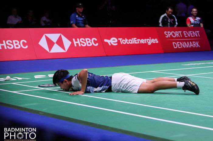 Ganda putri Indonesia, Siti Fadia Silva Ramadhanti tersungkur saat mengambil pengembalian pada semifinal Kejuaraan Dunia 2023 di Royal Arena, Kopenhagen, Denmark, Sabtu (26/8/2023) 