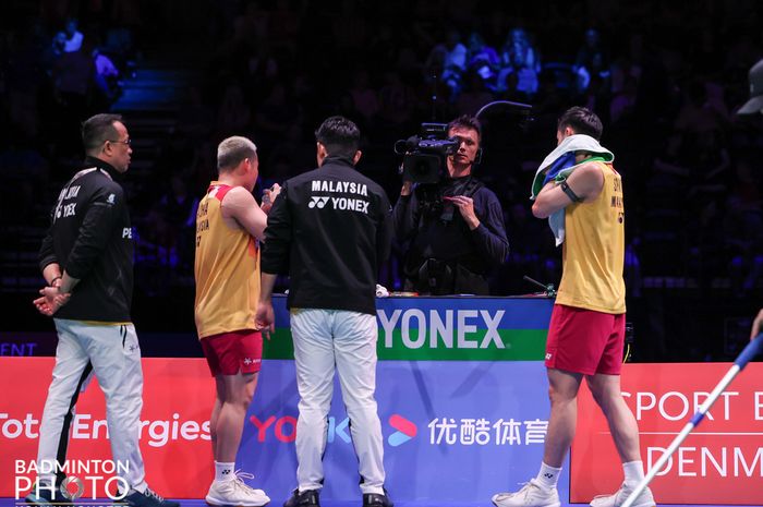 Pelatih asal Indonesia, Rexy Mainaky (paling kiri) saat mendampingi ganda putra terbaik Malaysia, Aaron Chia/Soh Wooi Yik pada semifinal Kejuaraan Dunia 2023, di Royal Arena, Kopenhagen, Denmark, Sabtu (26/8/2023)