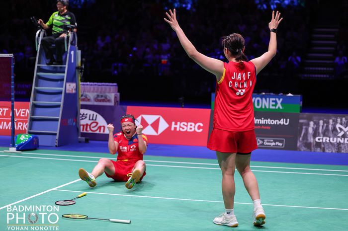 Ganda putri nomor satu dunia, Chen Qing Chen/Jia Yi Fan (China) berselebrasi usai pastikan medali emas pada final Kejuaraan Dunia 2023, di Royal Arena, Kopenhagen, Denmark, Minggu (27/8/2023)