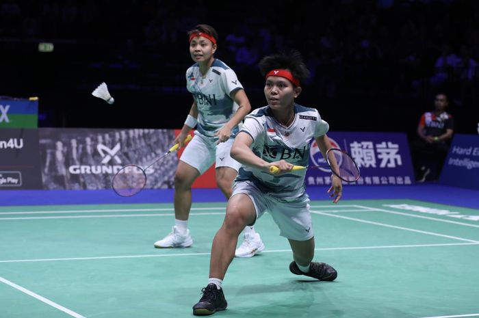 Aksi ganda putri Indonesia, Apriyani Rahayu/Siti Fadia Silva Ramadhanti pada final Kejuaraan Dunia 2023