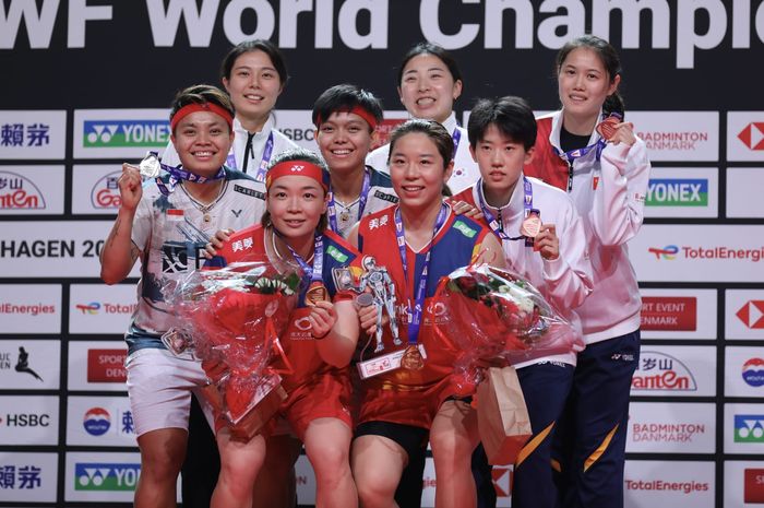 Apriyani Rahayu/Siti Fadia Silva Ramadhanti bersama juara dunia Chen Qing Chen/Jia Yi Fan dan semifinalis Zhang Shu Xian/Zheng Yu dan Kim So-yeong/Kong Hee-yong di podium Kejuaraan Dunia 2023, di Royal Arena, Kopenhagen, Denmark, Minggu (27/8/2023).