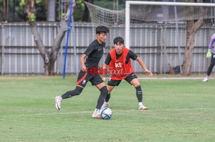 Suasana latihan timnas U-17 Korea Selatan di Lapangan A, Senayan, Jakarta, Senin (28/8/2023) sore.