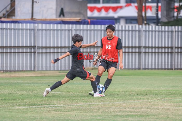 Suasana latihan timnas U-17 Korea Selatan di Lapangan A, Senayan, Jakarta, Senin (28/8/2023) sore.