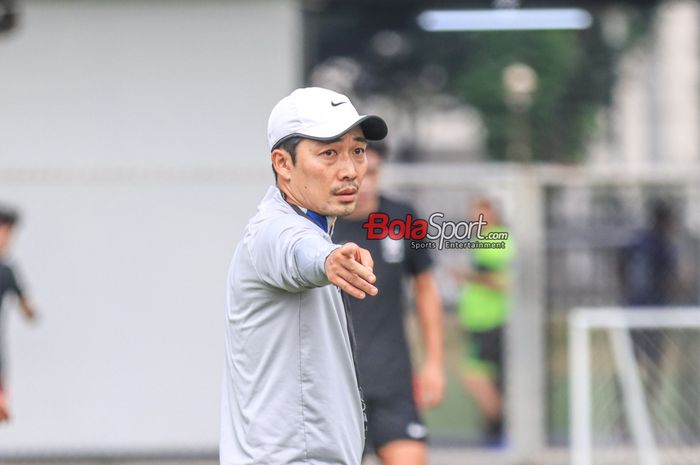 Pelatih timnas U-17 Korea Selatan, Byun Sung-hwan, sedang memberikan intruksi kepada para pemainnya saat berlatih di Lapangan A, Senayan, Jakarta, Senin (28/8/2023) sore.