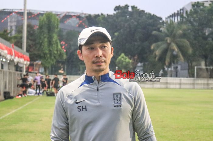 Pelatih timnas U-17 Korea Selatan, Byun Sung-hwan, sedang memantau para pemainnya berlatih di Lapangan A, Senayan, Jakarta, Senin (28/8/2023) sore.