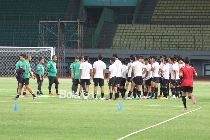 Suasana latihan timnas U-17 Indonesia di Stadion Patriot Chandrabhaga, Kota Bekasi, Jawa Barat, Senin (28/8/2023) malam.