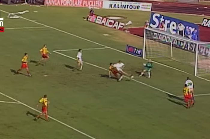 Andriy Shevchenko mencetak gol pertamanya untuk AC Milan pada 29 Agustus 1999.