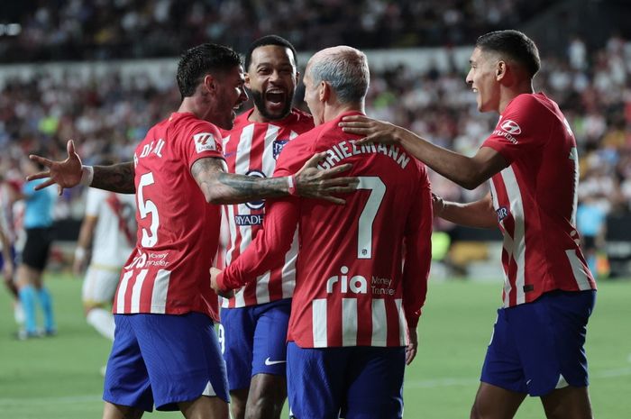 Rodrigo De Paul (kiri) merayakan gol Atletico Madrid ke gawang Rayo Vallecano pada lanjutan Liga Spanyol di Estadio Vallecas, Madrid (28/8/2023). Pemain beralias Pengawal Lionel Messi itu mengukir dobel assist.