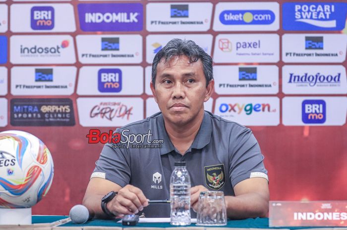 Pelatih timnas U-17 Indonesia, Bima Sakti, saat hadir dalam sesi jumpa pers di Hotel Sultan, Senayan, Jakarta, Selasa (29/8/2023).