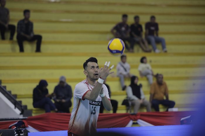 Pebola voli nasional, I Putu Randu, tampil bersama tim Sumatra Selatan pada lanjutan babak delapan besar Piala Kapolri 2023 di GOR Pangsuma, Pontianak, Kalimantan Barat, Selasa (29/8/2023).