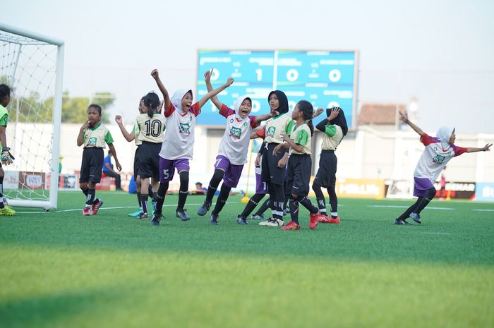 Salah satu keseruan pertandingan yang tersaji di hari kedua MilkLife Soccer Challenge 2023 Batch 2 di Supersoccer Arena, Rendeng, Kudus, Selasa (29/8/2023). 