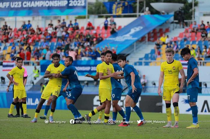 Aksi para pemain Timnas U-23 Malaysia (kuning) saat menghadapi Thailand dalam laga perebutan peringkat ketiga Piala AFF U-23 2023.