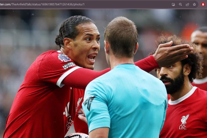 Virgil van Dijk melakukan protes usai mendapat kartu merah dalam laga Newcastle United vs Liverpool di Stadion St. James' Park, Minggu (27/8/2023).