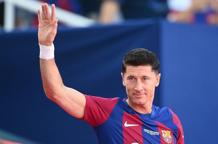 Robert Lewandowski didorong Barcelona agar mau berkorban untuk bertahan di klub yang masih takut melepaskannya.