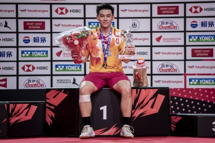 Pebulu tangkis tunggal putra Thailand, Kunlavut Vitidsarn, berpose setelah menjadi Juara Dunia 2023 di Royal Arena, Kopenhagen, Denmark, Minggu (27/8/2023)