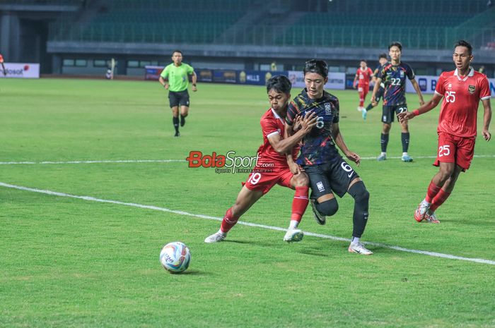 Muhammad Givary Lotra Widianto (kiri) sedang berebut bola dengan Jin Taeho (kanan) dalam laga uji coba antara timnas U-17 Indonesia versus timnas U-17 Korea Selatan di Stadion Patriot Candrabhaga, Bekasi, Jawa Barat, Rabu (30/8/2023) malam.