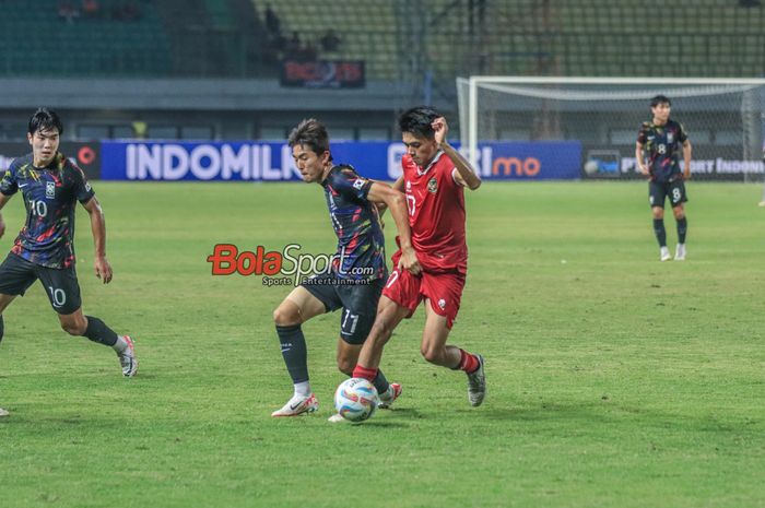 Baek Gaon (kiri) sedang berebut bola dengan Ji Da-bin (kanan) dalam laga uji coba antara timnas U-17 Indonesia versus timnas U-17 Korea Selatan di Stadion Patriot Candrabhaga, Bekasi, Jawa Barat, Rabu (30/8/2023) malam.