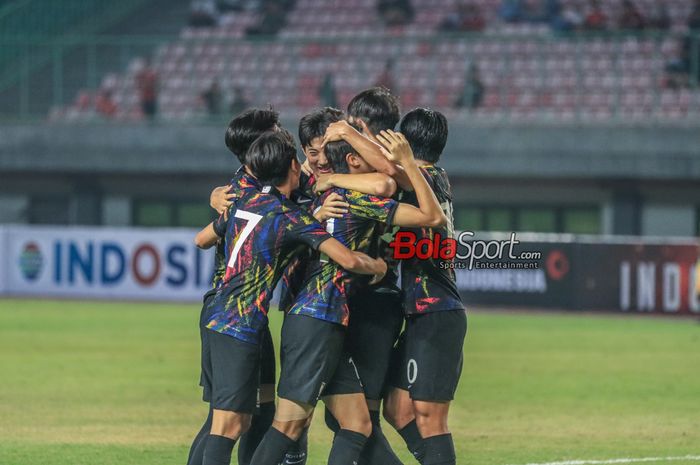 Selebrasi pemain timnas U-17 Korea Selatan seusai Baek Gaon mencetak satu gol ke gawang timnas U-17 Indonesia di Stadion Patriot Candrabhaga, Bekasi, Jawa Barat, Rabu (30/8/2023) malam.