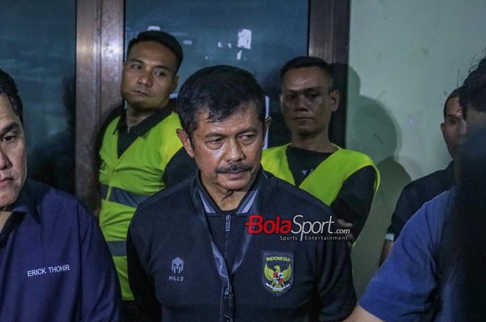 Direktur Teknik PSSI, Indra Sjafri, sedang memberikan keterangan kepada awak media di Stadion Patriot Candrabhaga, Bekasi, Jawa Barat, Rabu (30/8/2023) malam.