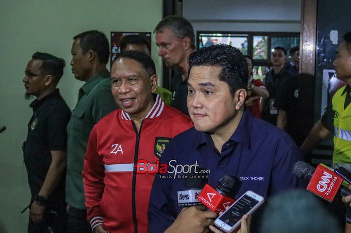 Ketua Umum PSSI, Erick Thohir (kanan) dan wakilnya bernama Zainudin Amali (kiri) sedang memberikan keterangan kepada awak media di Stadion Patriot Candrabhaga, Bekasi, Jawa Barat, Rabu (30/8/2023) malam.