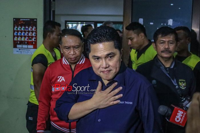 Ketua Umum PSSI, Erick Thohir (kanan) dan wakilnya bernama Zainudin Amali (kiri) sedang memberikan keterangan kepada awak media di Stadion Patriot Candrabhaga, Bekasi, Jawa Barat, Rabu (30/8/2023) malam.