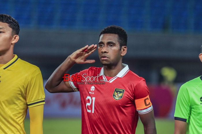 Bek timnas U-17 Indonesia, Muhammad Iqbal Gwijangge, sedang memberikan penghormatan saat menyanyikan lagu kebangsaan di Stadion Patriot Candrabhaga, Bekasi, Jawa Barat, Rabu (30/8/2023) malam.