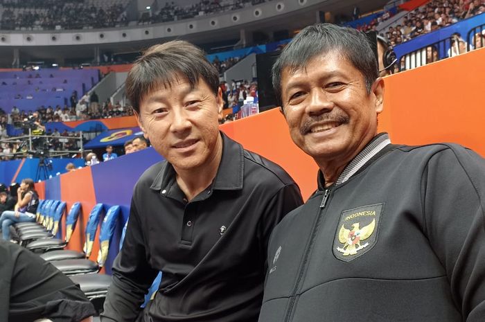 Pelatih timnas Indonesia Shin Tae-yong (kiri) bersama coach Indra Sjafri (kanan) saat menyaksikan pertandingan FIBA World Cup 2023, di Indonesia Arena, Senayan, Jakarta, Selasa (28/6/2023).