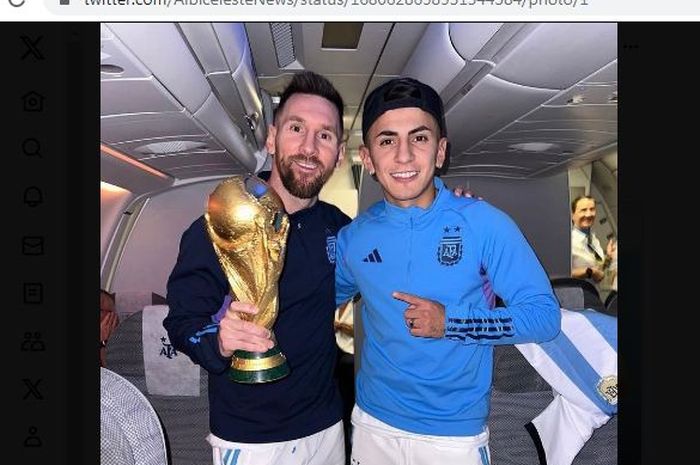 Thiago Almada berfoto bersama Lionel Messi usai membawa timnas Argentina menjuarai Piala Dunia 2022.