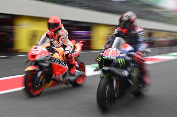 Pembalap Repsol Honda, Marc Marquez (kiri), dan pembalap Monster Energy Yamaha, Fabio Quartararo, saat tampil dalam latihan MotoGP Italia di Sirkuit Mugello, Toskana, Italia, 10 Juni 2023.