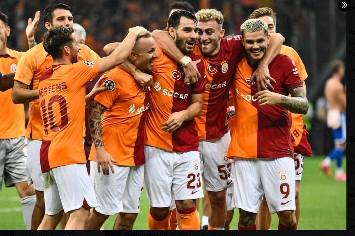 Mauro Icardi (kanan) cetak gol penalti yang membantu Galatasaray lolos ke fase grup Liga Champions setelah kalahkan Molde pada leg kedua play-off di Istanbul (29/8/2023).