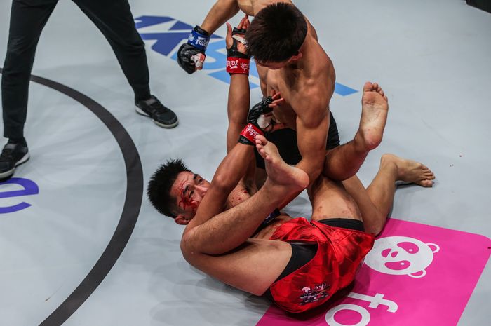 Aksi calon lawan Eko Roni Saputra di ONE Fight Night 15, Hu Yong, saat mengalahkan Geje Eustaquio pada 13 Februari 2022.