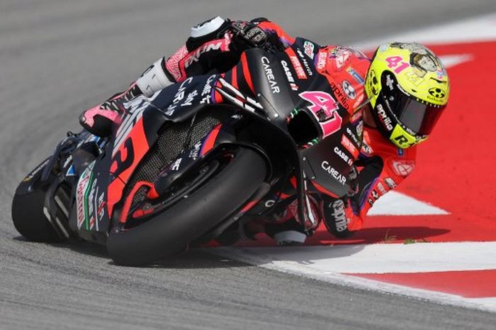 Pembalap Aprilia, Aleix Espargaro, pada sesi practice MotoGP Catalunya 2023 di Circuit de Barcelona-Catalunya, Jumat (1/9/2023).