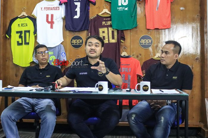 (Dari kiri ke kanan) Jannes Silitonga (Head Legal APPI), Mohamad Hardika Aji (CEO APPI), dan Riza Hufaida (Legal APPI) sedang memberikan keterangan kepada awak media di Network Plus, Kebon Sirih, Jakarta Pusat, Jumat (1/9/2023).