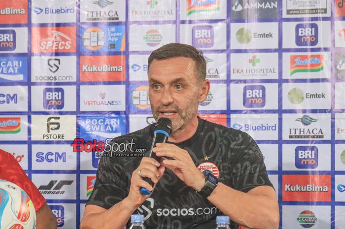 Pelatih Persija Jakarta, Thomas Doll, saat sesi jumpa pers di Persija Camp, Sawangan, Jawa Barat, Jumat (1/9/2023).