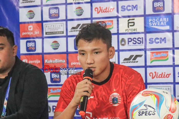 Gelandang Persija Jakarta, Syahrian Abimanyu, saat sesi jumpa pers di Persija Camp, Sawangan, Jawa Barat, Jumat (1/9/2023).