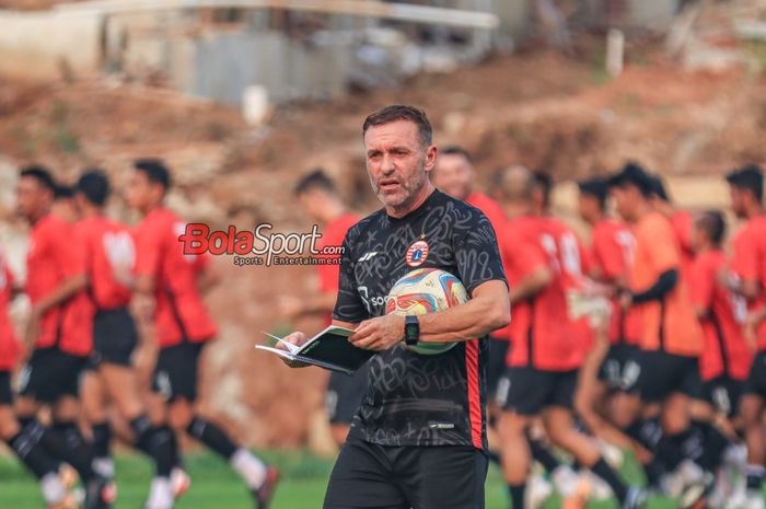 Pelatih Persija Jakarta, Thomas Doll, sedang memantau para pemainnya berlatih di Lapangan Nirwana Park, Sawangan, Jawa Barat, Jumat (1/9/2023).