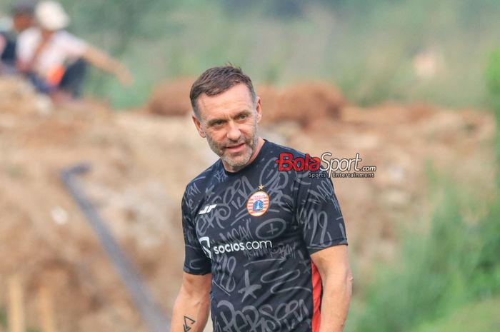 Pelatih Persija Jakarta, Thomas Doll, sedang memantau para pemainnya berlatih di Lapangan Nirwana Park, Sawangan, Jawa Barat, Jumat (1/9/2023).