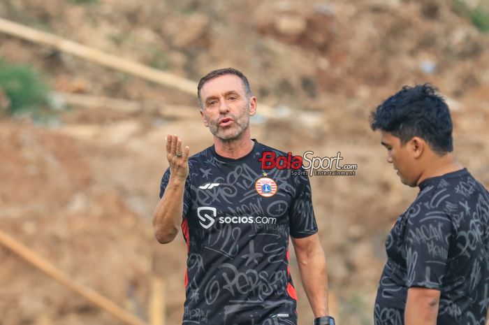 Pelatih Persija Jakarta, Thomas Doll, sedang memberikan intruksi kepada para pemainnya saat berlatih di Lapangan Nirwana Park, Sawangan, Jawa Barat, Jumat (1/9/2023).