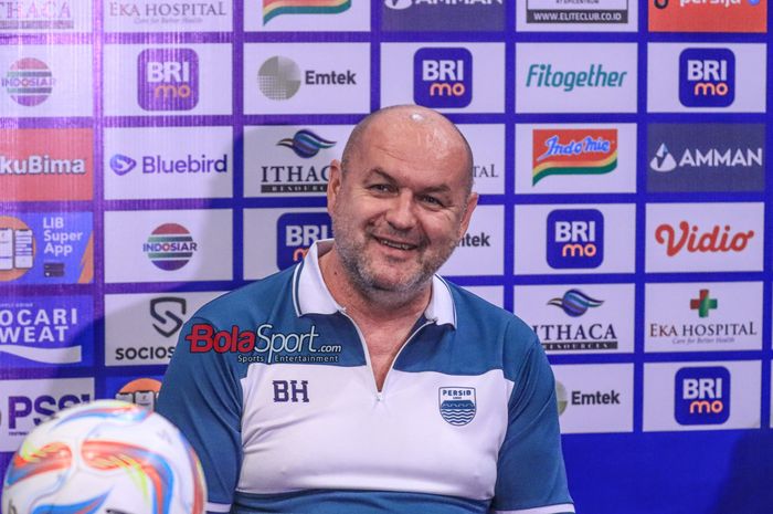 Pelatih Persib Bandung, Bojan Hodak, sempat tersenyum saat hadir dalam sesi jumpa pers di Hotel Aston, Bekasi, Jawa Barat, Jumat (1/9/2023).