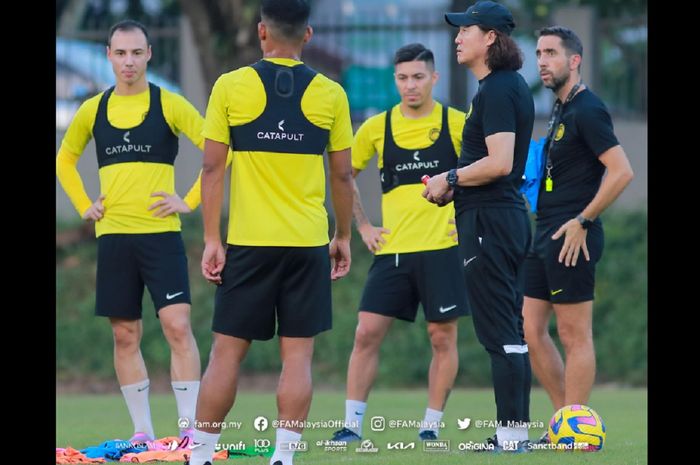 Pelatih Timnas Malaysia Kim Pan-gon (kedua dari kanan) membimbing pemainnya dalam sesi latihan di lapangan Wisma FAM, Kelana Jaya, Selangor, 31 Agustus 2023.