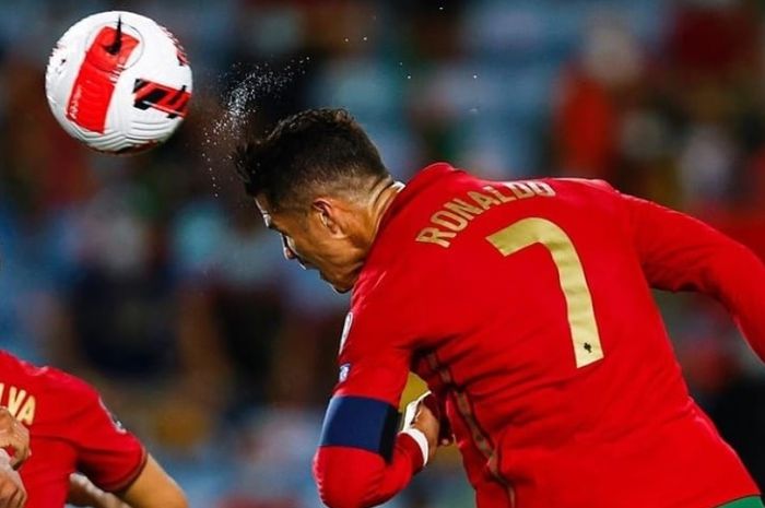 Sundulan bersejarah Cristiano Ronaldo yang membawanya melewati rekor gol Ali Daei pada 1 September 2021.