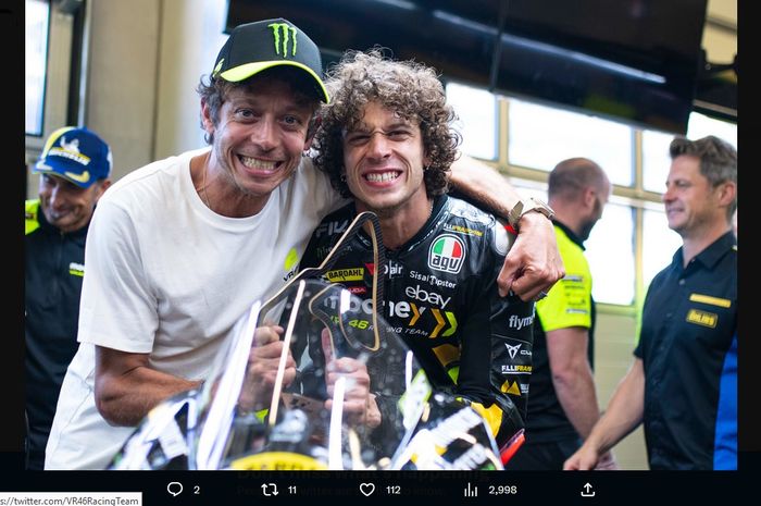 Legenda balap, Valentino Rossi (kiri), merayakan podium Marco Bezzecchi (kanan), pembalap tim Mooney VR46 yang dibentuknya, saat balapan MotoGP Austria di Red Bull Ring, Spielberg, Austria, 20 Agustus 2023.