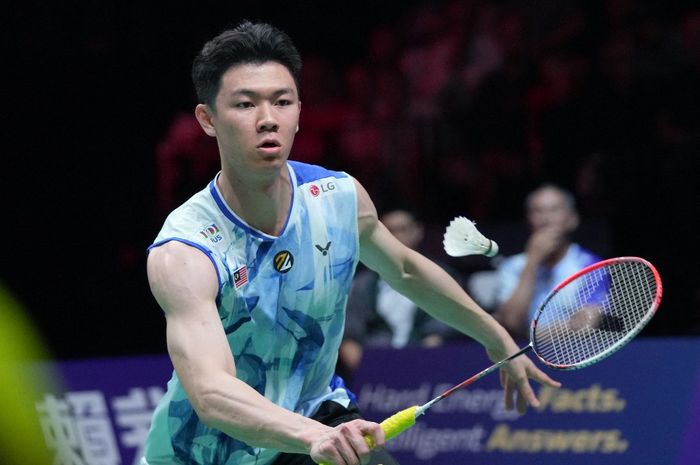 Tunggal putra Malaysia, Lee Zii Jia saat menghadapi Anders Antonsen (Denmark) pada babak 16 besar Kejuaraan Dunia 2023 di Royal Arena, Kopenhagen, Denmark, Kamis (24/8/2023).