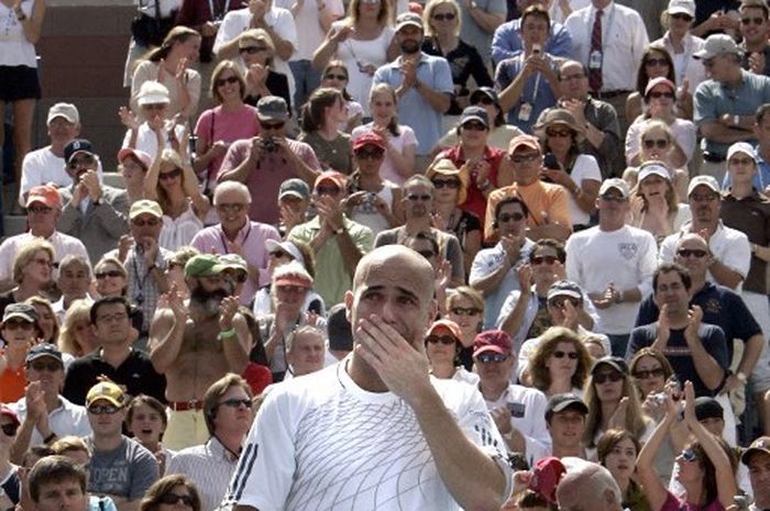 Andre Agassi menangis setelah tampil untuk terakhir kalinya di babak ketiga US Open 2006 pada 3 September 2006.