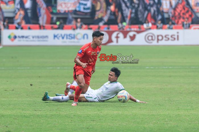 Ilham Rio Fahmi (depan) berhasil melewati terjangan Edo Febriansah (kanan) dalam laga pekan ke-11 Liga 1 2023 antara Persija versus Persib di Stadion Patriot Candrabhaga, Bekasi, Jawa Barat, Sabtu (2/9/2023).