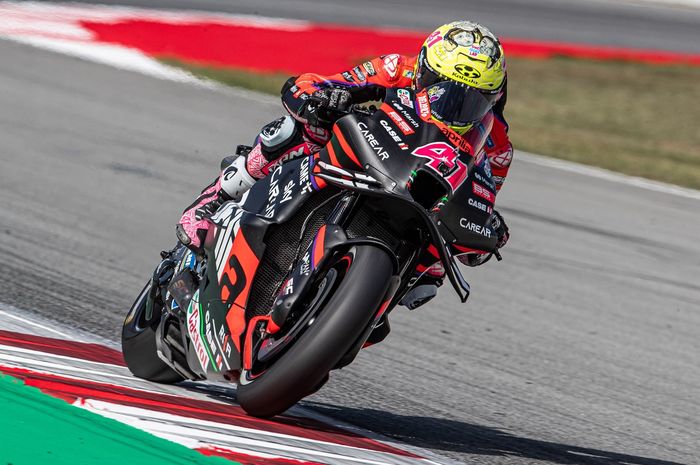 Pembalap Aprilia Racing, Aleix Espargaro, memuncaki catatan waktu pada latihan MotoGP Catalunya di Sirkuit Catalunya, Montmelo, Spanyol, 1 September 2023.